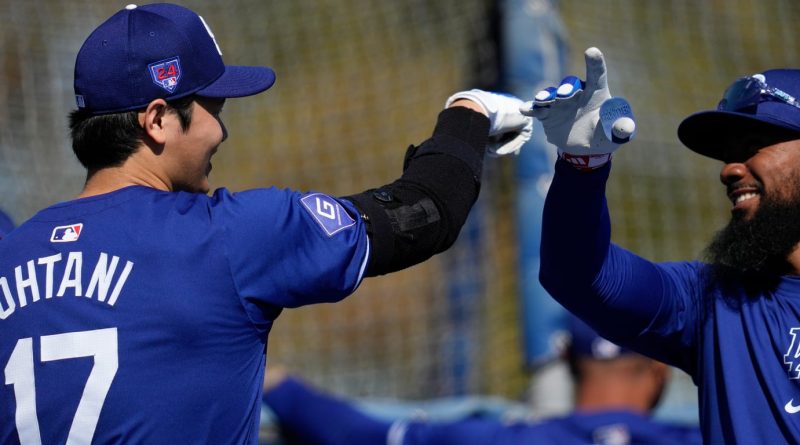 Teoscar Hernándezle enseña español a Shohei Ohtani Foto: MLB.com